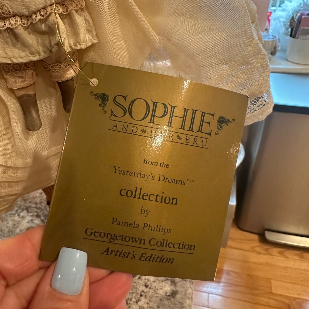 Sofie, from the Georgetown collection vintage Style Porcelain Doll - Picture 4 of 8